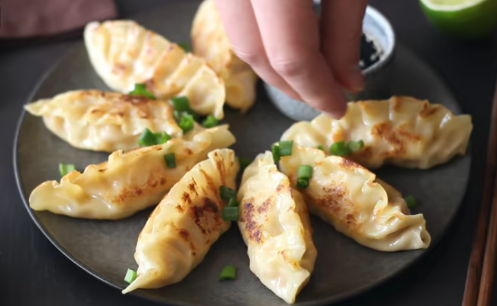Crispy Pork Gyoza: Irresistible Japanese Dumplings with Flavorful Filling