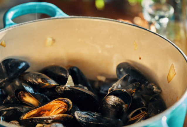 Mussels in Luscious Creamy Pernod Sauce