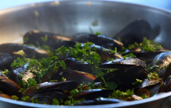 Fiery Mussels in Spicy Tomato Sauce