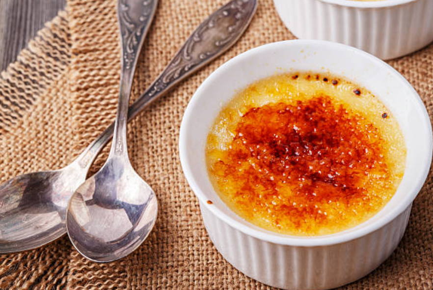 Crème Brûlée: Silky-Smooth Vanilla Custard with a Crackly Sugar Top