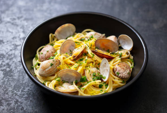 Linguine alle Vongole: Classic Italian Pasta with Clams and White Wine