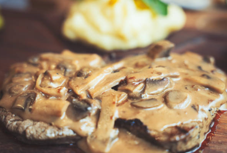 Salisbury Steak with Mushroom Gravy: A Stick-to-Your-Ribs American Classic