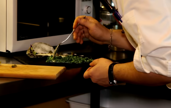 Oysters Rockefeller – A Luxurious Seafood Classic with a Spinach Twist