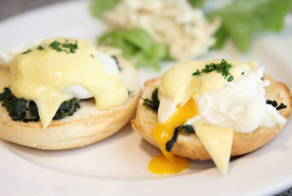 Elegant Eggs Florentine – A Brunch Favorite with a Luscious Spinach Twist